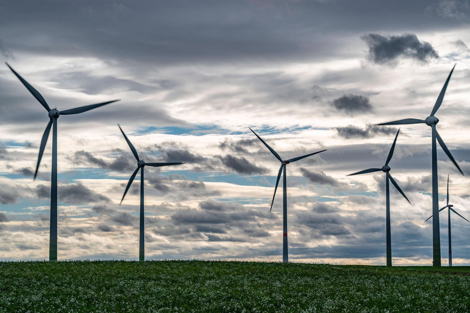 Windpark bei Holzweiler in Nordrhein-Westfalen (Symbolbild): Die EEG-Umlage könnte bereits 2023 abgeschafft werden.