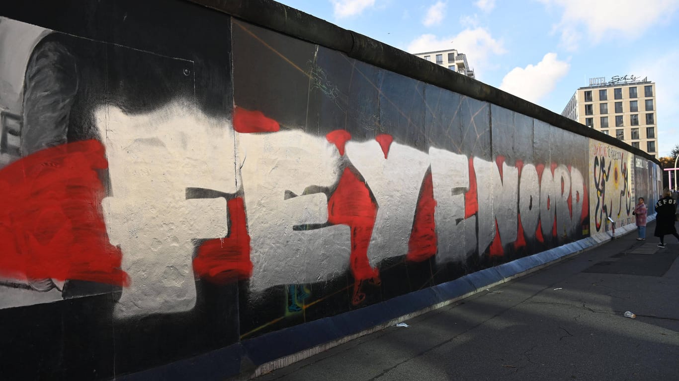 Der Feyenoord-Schriftzug an der East Side Gallery: Zwei Männer mit Farbe an den Händen wurden festgenommen.