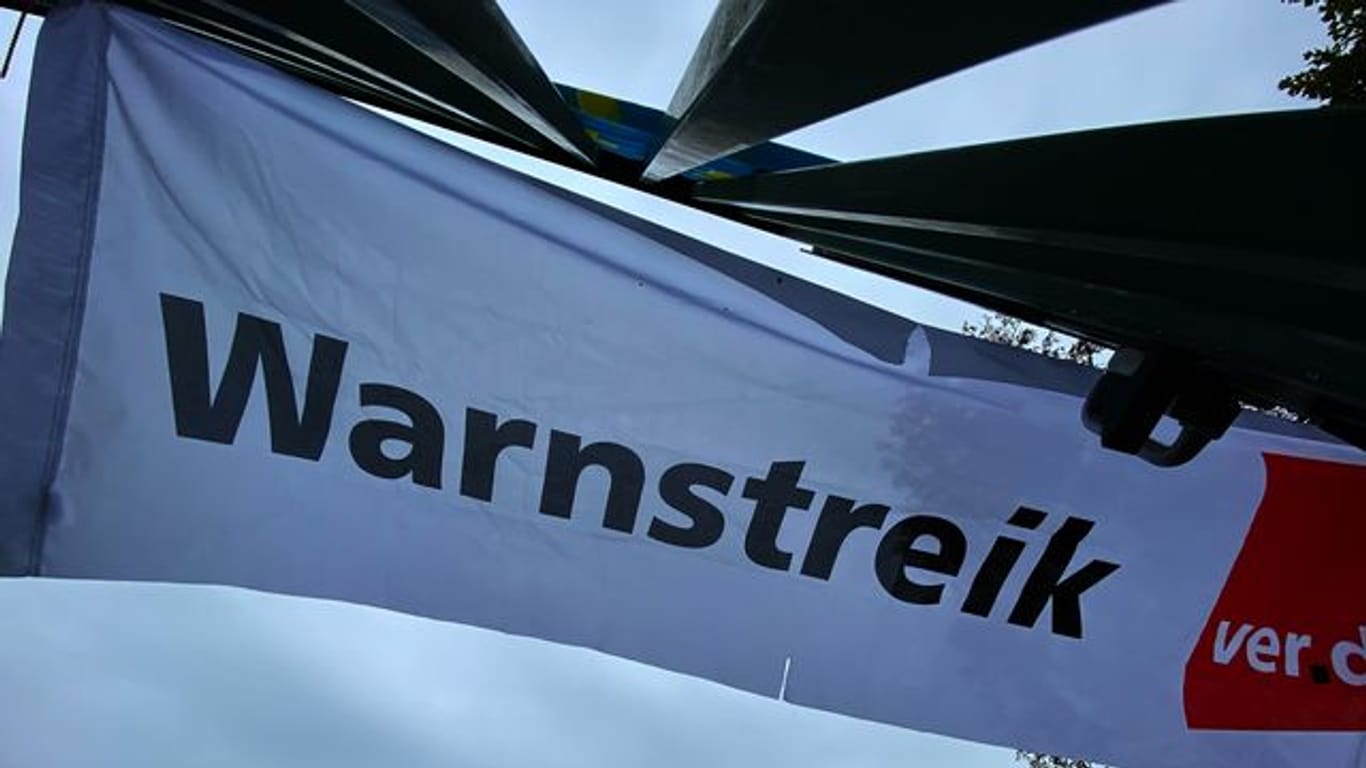 Ein Transparent bei einem Warnstreik der Gewerkschaft Verdi (Symbolbild): Am Donnerstag sollen Mitarbeiter der Staatsanwaltschaft Köln ihre Arbeit niederlegen.