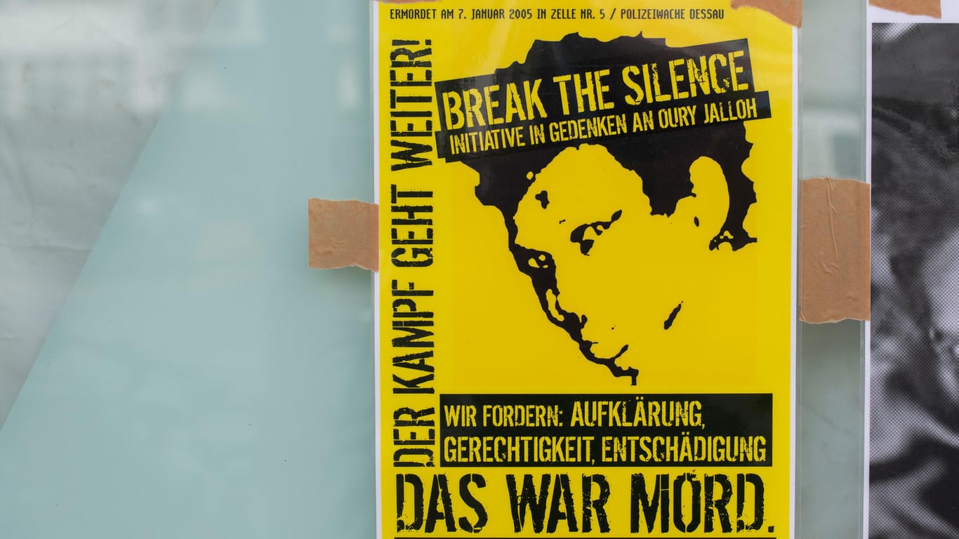 "Break the silence" steht auf einem Plakat in Gedenken an Oury Jalloh: Die genauen Umstände des Todes konnten noch nicht geklärt werden.