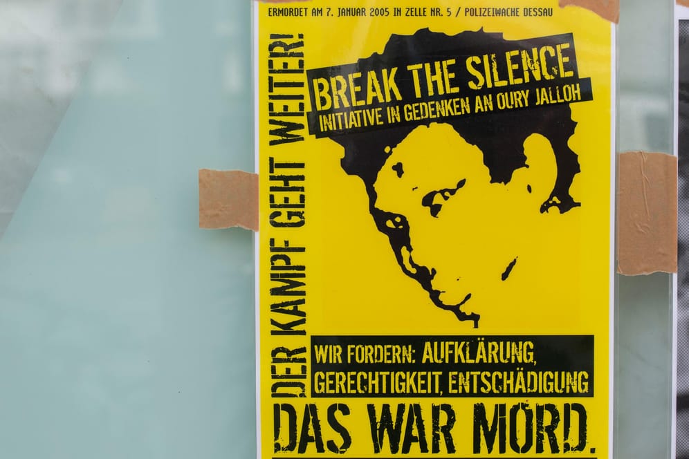 "Break the silence" steht auf einem Plakat in Gedenken an Oury Jalloh: Die genauen Umstände des Todes konnten noch nicht geklärt werden.