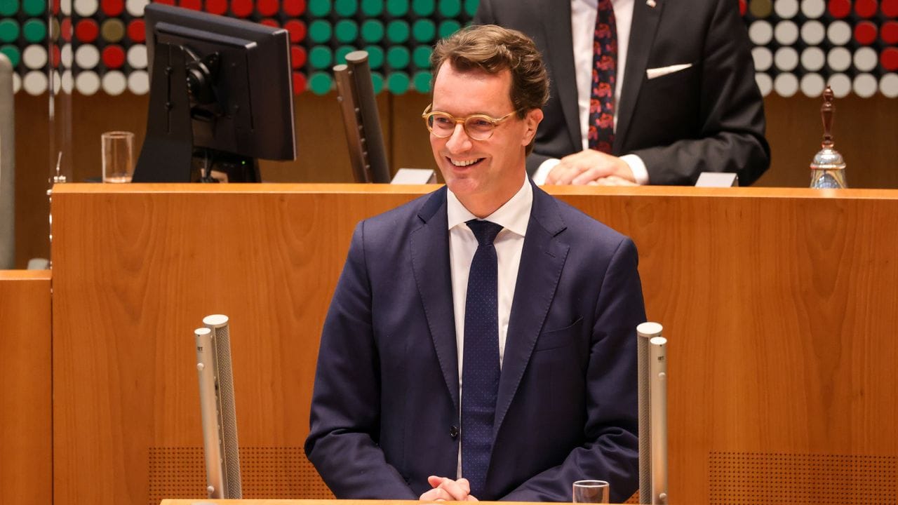 Der neue Ministerpräsident von Nordrhein-Westfalen, Hendrik Wüst (CDU), spricht im Landtag.