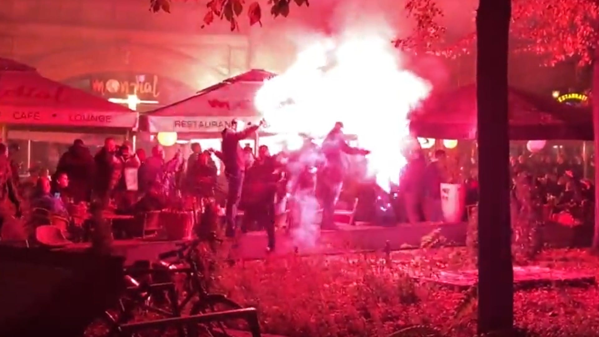 Bengalos und Böller am Hackeschen Markt: Feyenoord-Fans in Berlin.