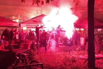 Bengalos und Böller am Hackeschen Markt: Feyenoord-Fans in Berlin.