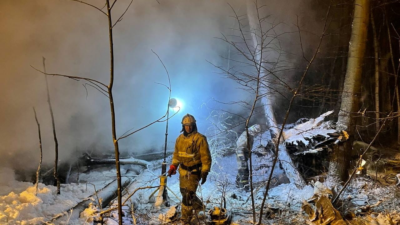Die Unfallstelle in der Region Irkutsk: Als die Rettungskräfte eintraten, habe das Flugzeug in Flammen gestanden. Die Unfallstelle in der Region Irkutsk: Als die Rettungskräfte eintraten, habe das Flugzeug in Flammen gestanden.