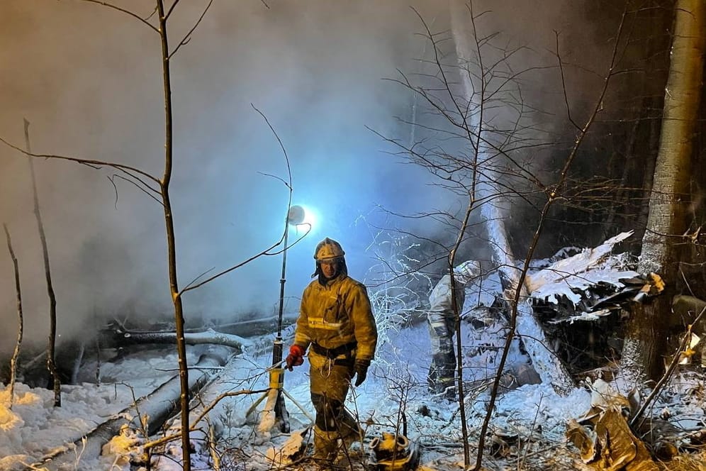 Die Unfallstelle in der Region Irkutsk: Als die Rettungskräfte eintraten, habe das Flugzeug in Flammen gestanden.