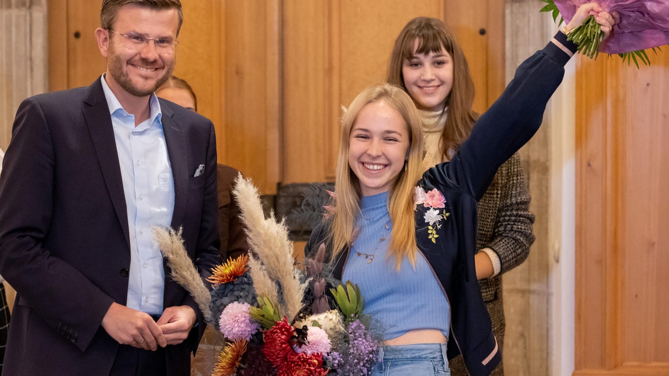 Der Nürnberger Oberbürgermeister Marcus König (CSU) gratuliert dem neu gewählten Nürnberger Christkind: Teresa Windschall (2.v.r.) wurde aus insgesamt sechs Bewerberinnen ausgewählt.