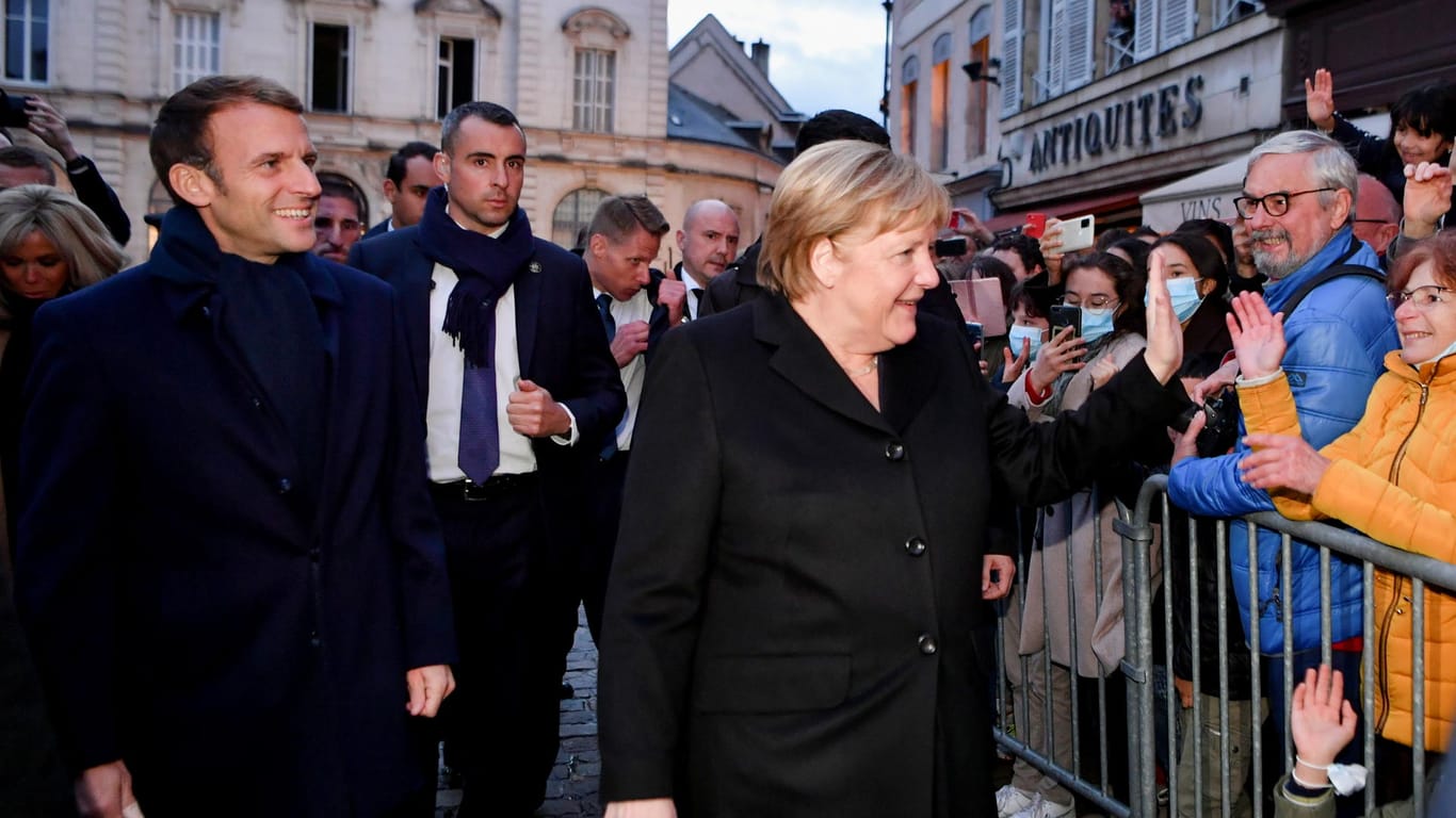 Macron und Merkel in Beaune: Die scheidende Bundeskanzlerin wurde in Frankreich von einer jubelnden Menschenmenge empfangen.