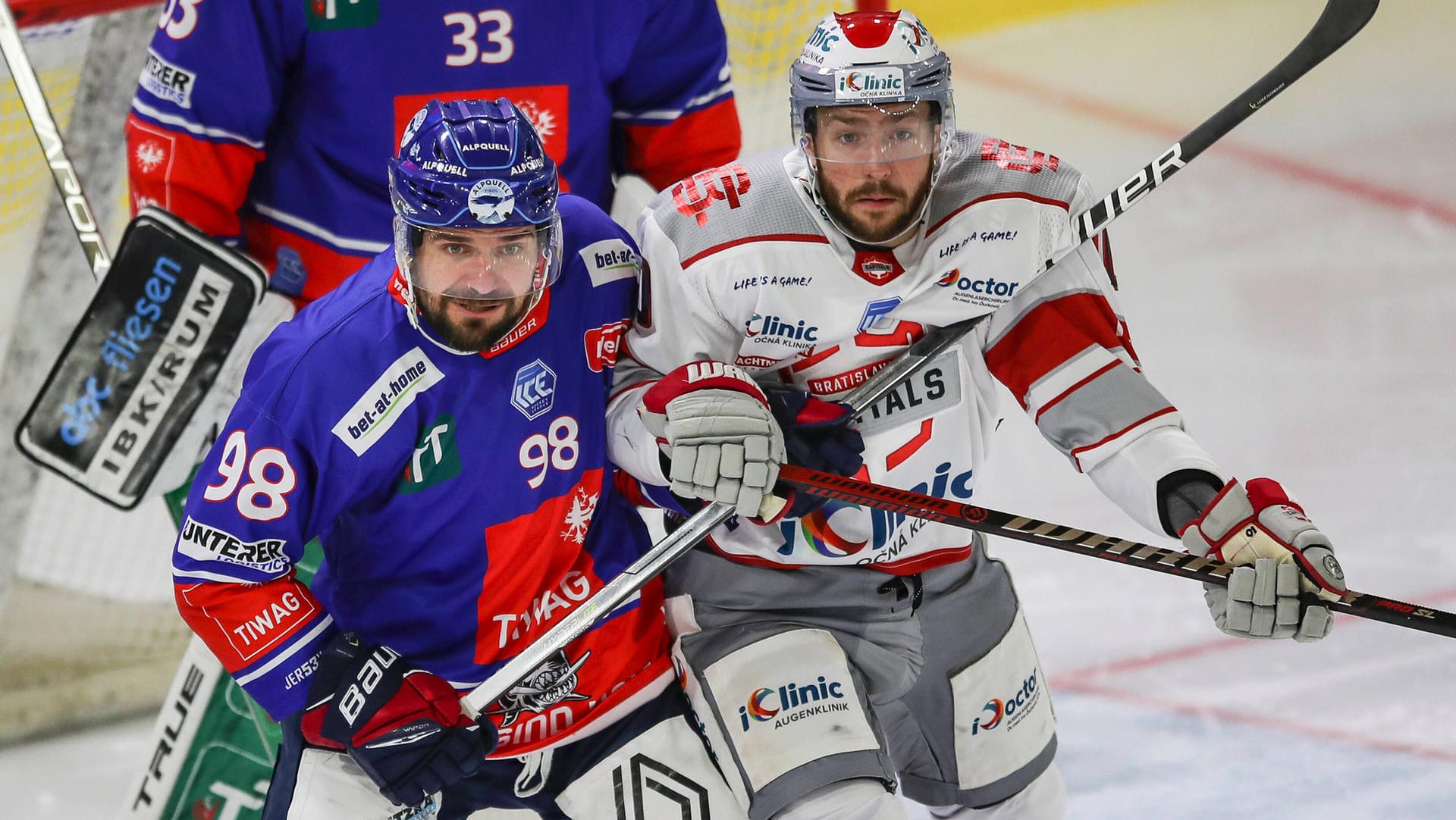 Sadecky (r.) im Spiel gegen Innsbruck im September: Der Eishockey-Profi ist nach einem tragischen Zwischenfall nun verstorben.