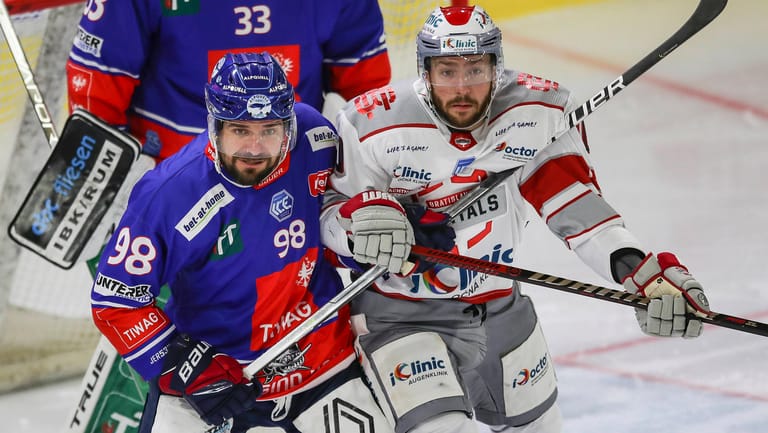 Sadecky (r.) im Spiel gegen Innsbruck im September: Der Eishockey-Profi ist nach einem tragischen Zwischenfall nun verstorben.