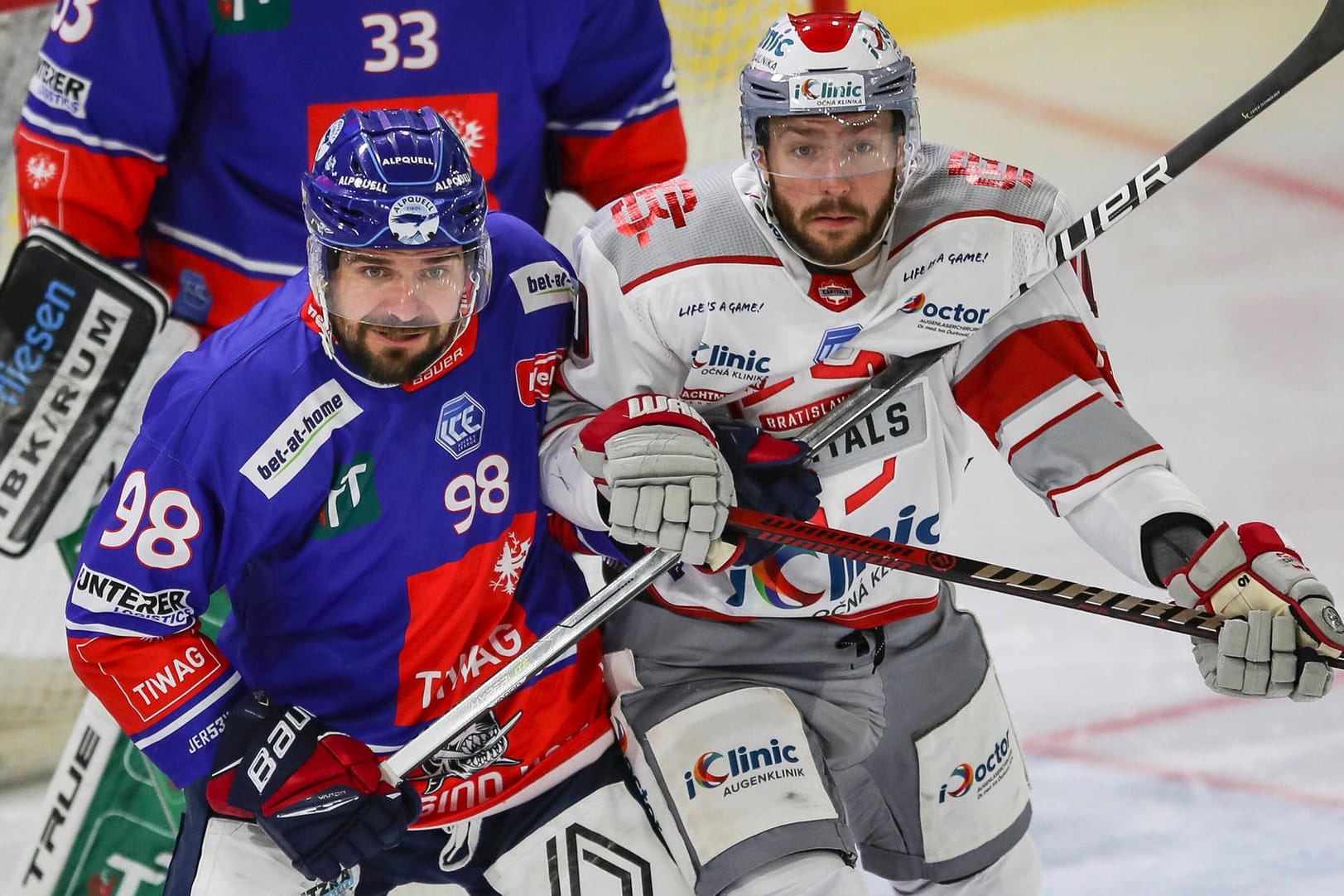 Sadecky (r.) im Spiel gegen Innsbruck im September: Der Eishockey-Profi ist nach einem tragischen Zwischenfall nun verstorben.