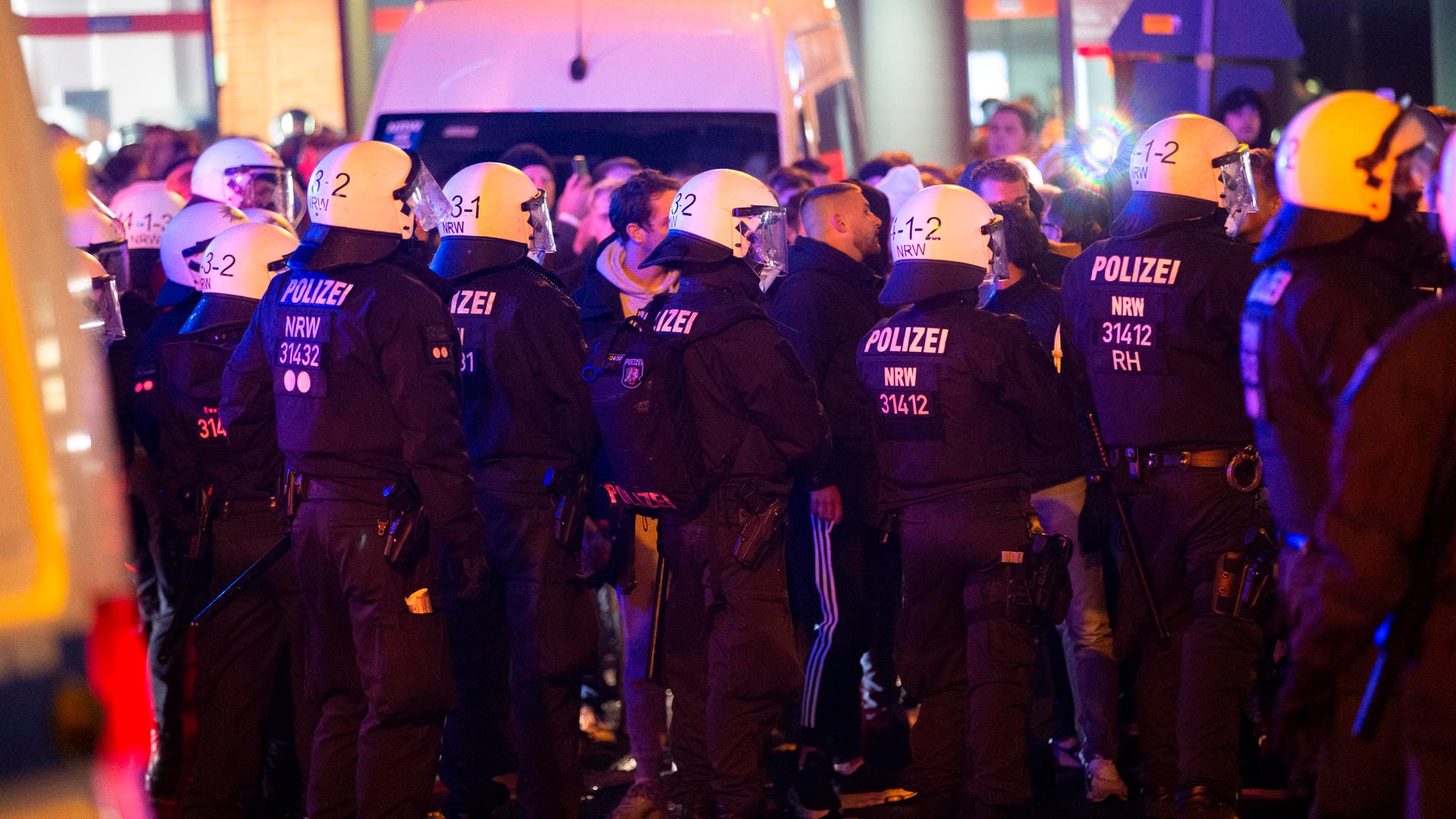 Vor dem Spiel gegen Dortmund: Die Polizei geht gegen Ajax-Fans vor.