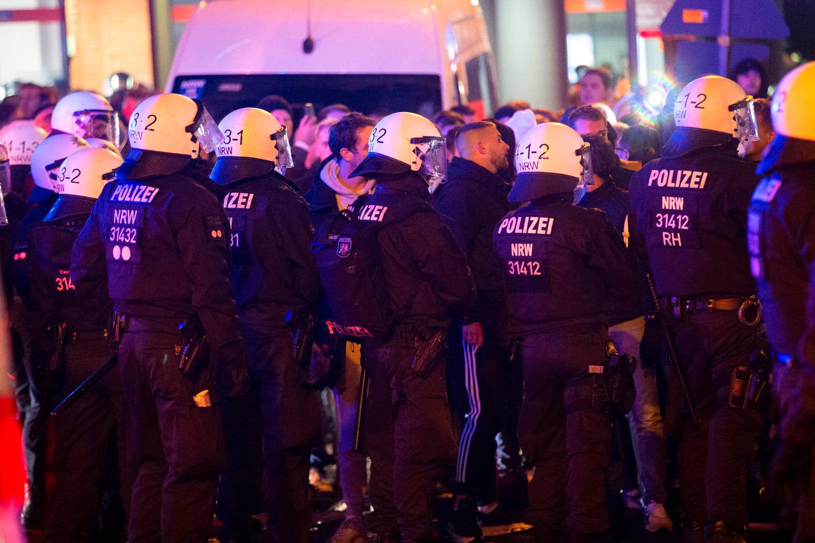 Vor dem Spiel gegen Dortmund: Die Polizei geht gegen Ajax-Fans vor.