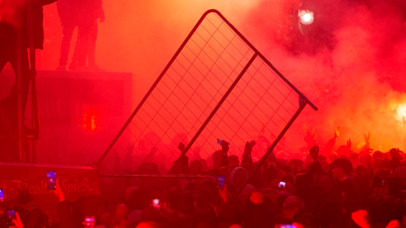 Einsatz von Pyrotechnik: Ajax-Fans vor dem BVB-Spiel.