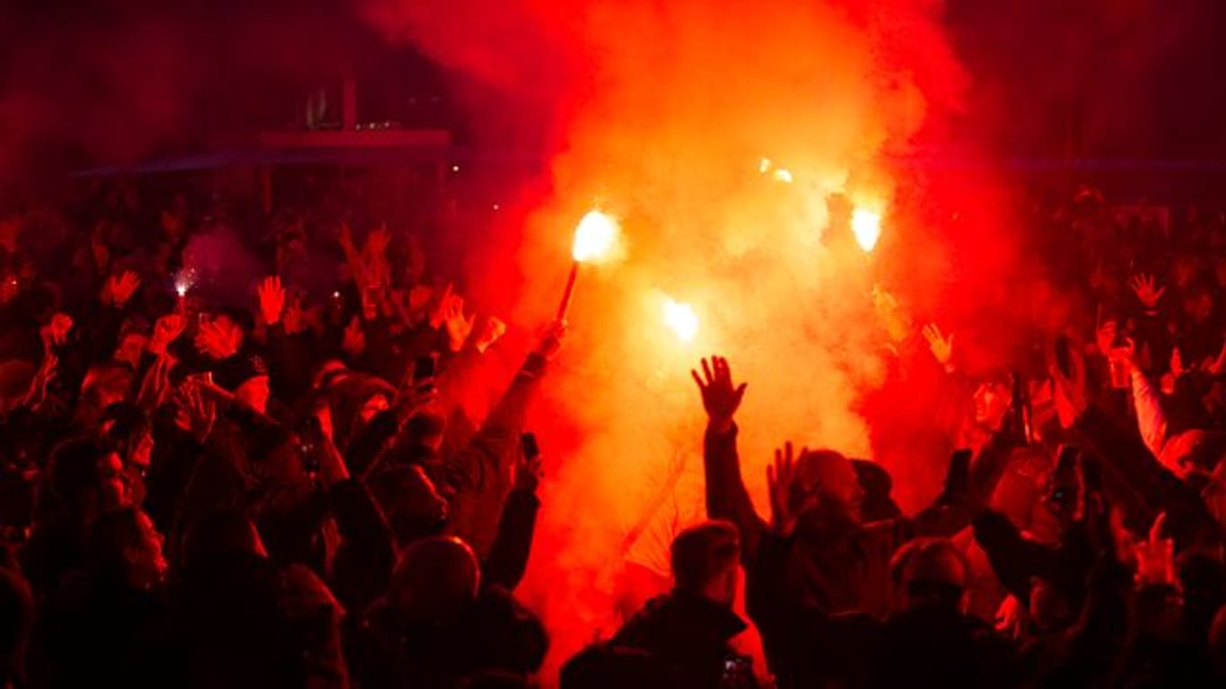 Ajax-Fans feiern mit Bengalischem Feuer am Hansaplatz
