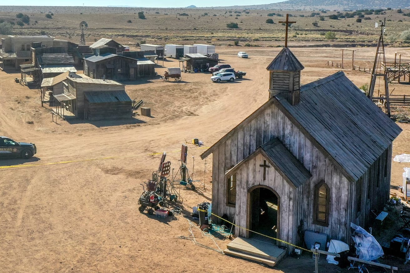 Die Holzkirche am Drehort des Westerns "Rust": Hier ereignete sich der tödliche Unfall.