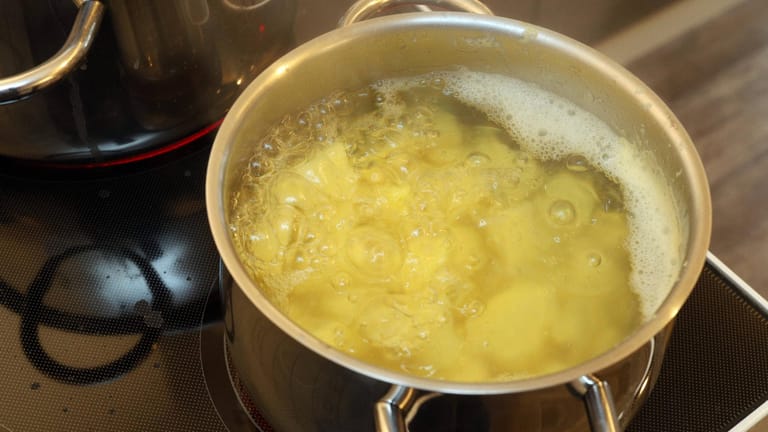 IBitte nicht wegkippen: Das Kochwasser von Kartoffeln ist vielseitig verwendbar.