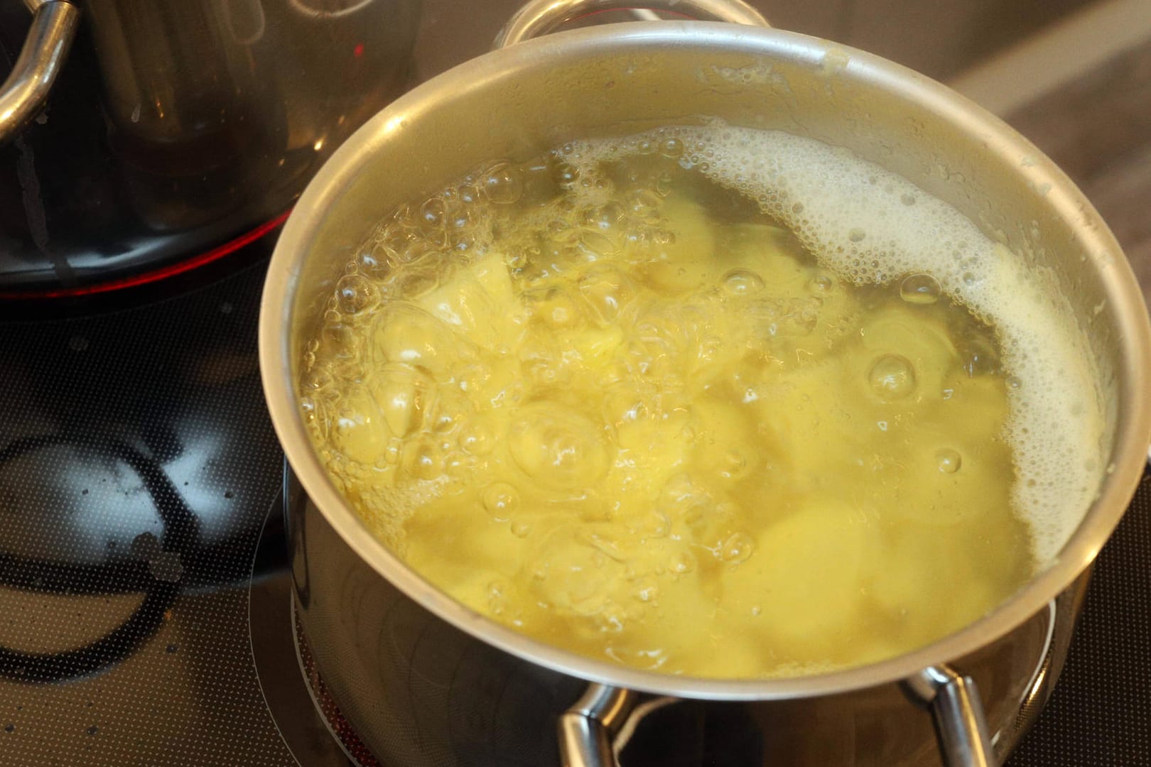 IBitte nicht wegkippen: Das Kochwasser von Kartoffeln ist vielseitig verwendbar.