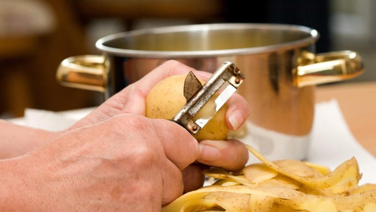 Solaningefahr: Den Sud von gründlich geschälten Kartoffeln können Sie bedenkenlos verwenden.