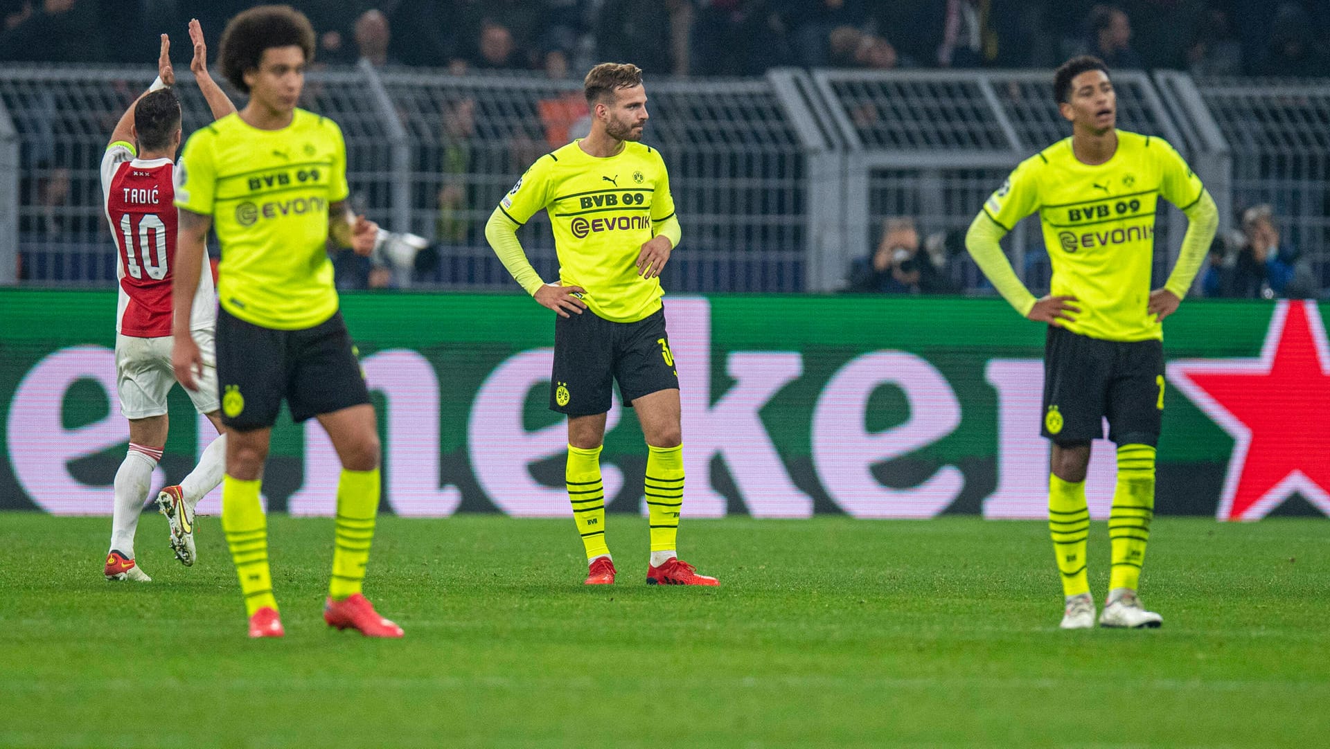 Die BVB-Stars sind konsterniert, hinten jubelt Ajax-Angreifer Tadic.