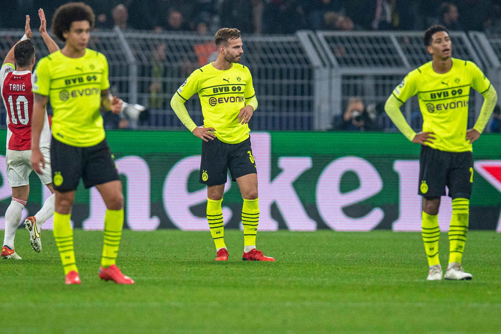 Die BVB-Stars sind konsterniert, hinten jubelt Ajax-Angreifer Tadic.