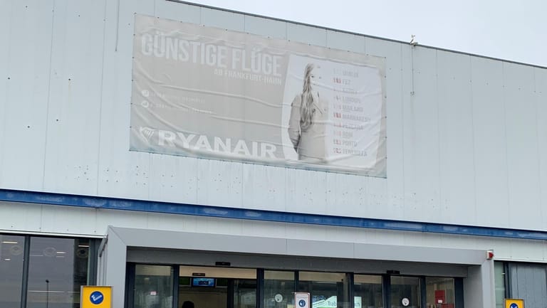 Ein verblichenes Ryanair-Plakat am Flughafen-Hahn: Die Billigairline galt lange als Platzhirsch in Lautzenhausen.