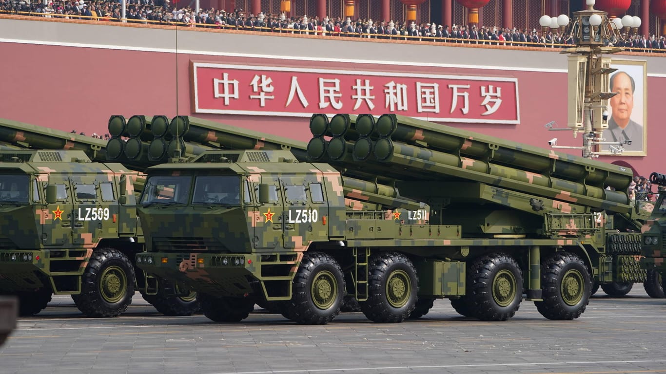Waffen bei einer Militärparade in Peking: Laut dem US-Militär rüstet die Volksrepublik schneller auf als erwartet.