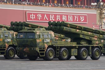 Waffen bei einer Militärparade in Peking: Laut dem US-Militär rüstet die Volksrepublik schneller auf als erwartet.