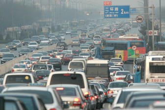 Rush Hour in Peking (Symbolbild): Verantwortlich für den starken Anstieg der CO2-Emissionen in China sind allerdings vor allem die Energiebranche und die Industrie.