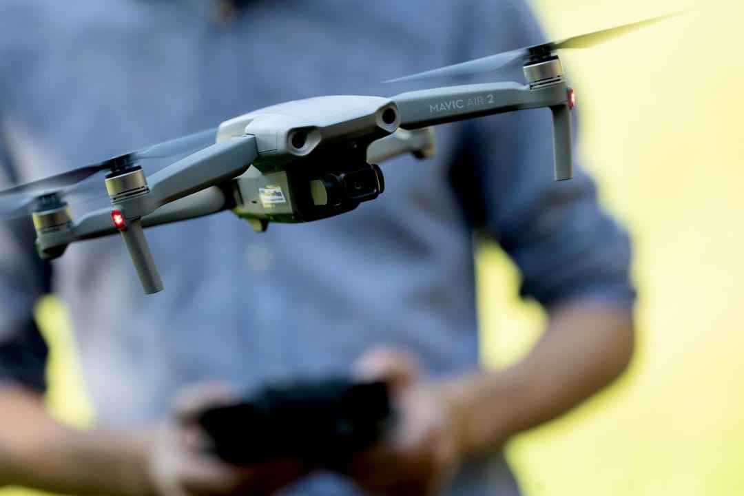 Eine Mavic Air 2 von DJI im Flug.
