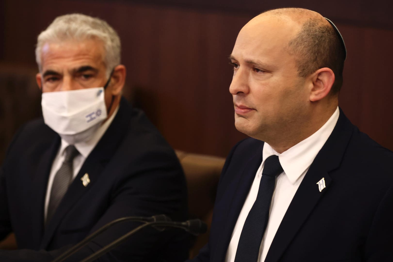 Naftali Bennett (r) und Jair Lapid: Die Genehmigung des Budgets war entscheidend für den Fortbestand der Regierung unter Ministerpräsident Bennett von der ultrarechten Jamina-Partei.