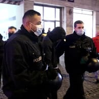 Festnahme eines Ultras in Berlin: Die Polizei war am Mittwochabend mit einem Großaufgebot vor Ort.