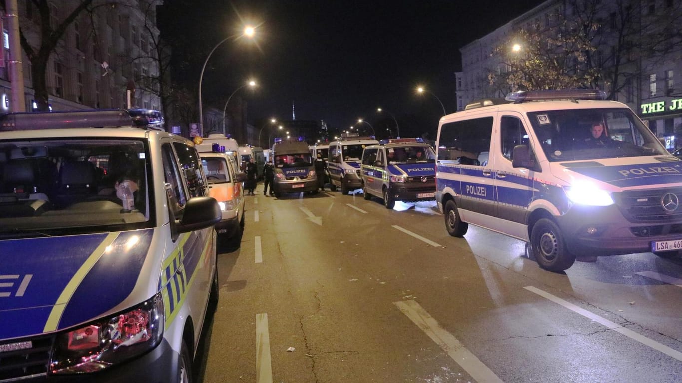 Polizeiwagen am Mehringdamm: Insgesamt nahmen die Beamten am Mittwochabend 71 Personen aus der Ultra-Szene fest.