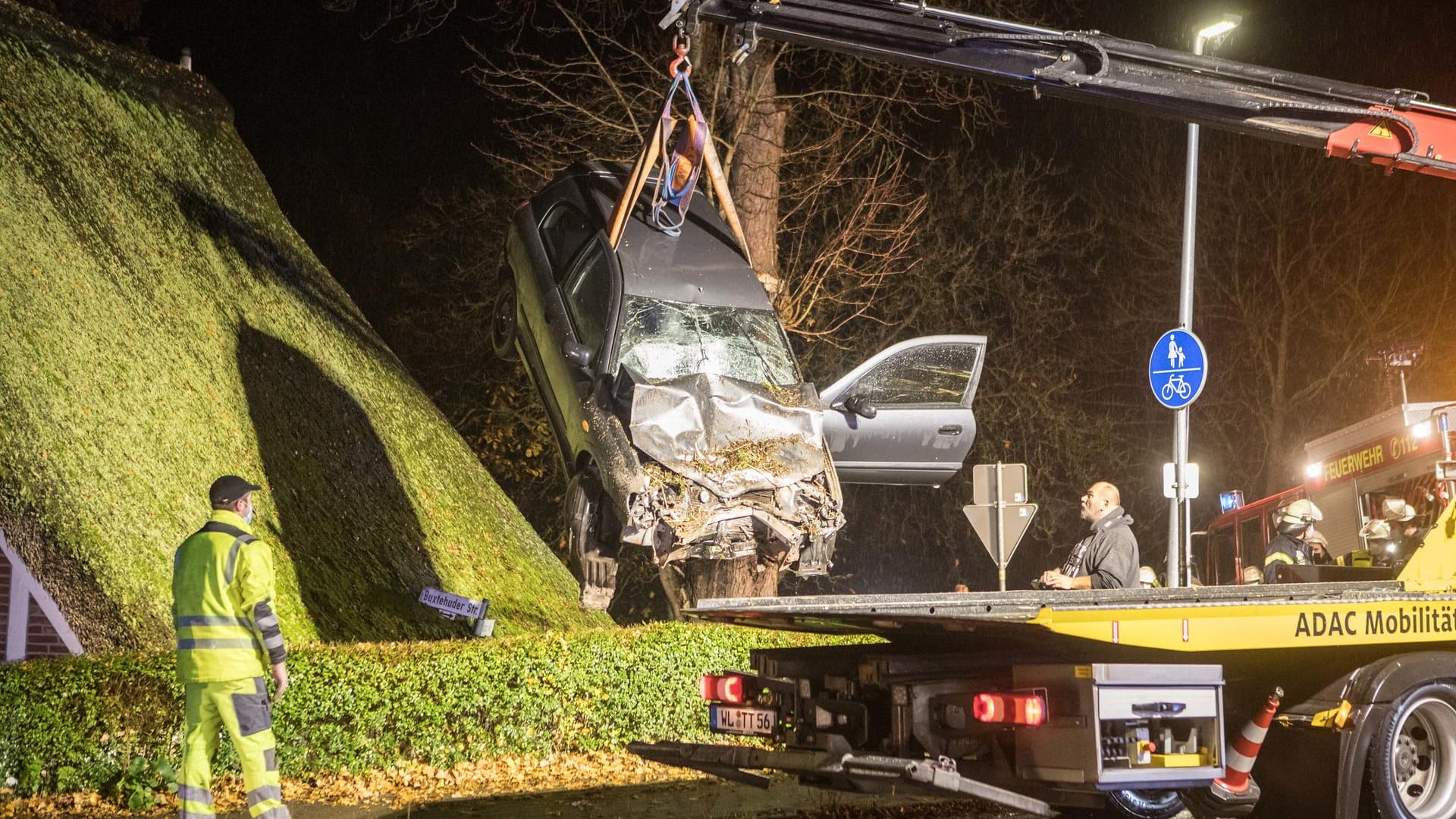 Der Unfallwagen wird geborgen: Insgesamt fünf Personen wurden verletzt.