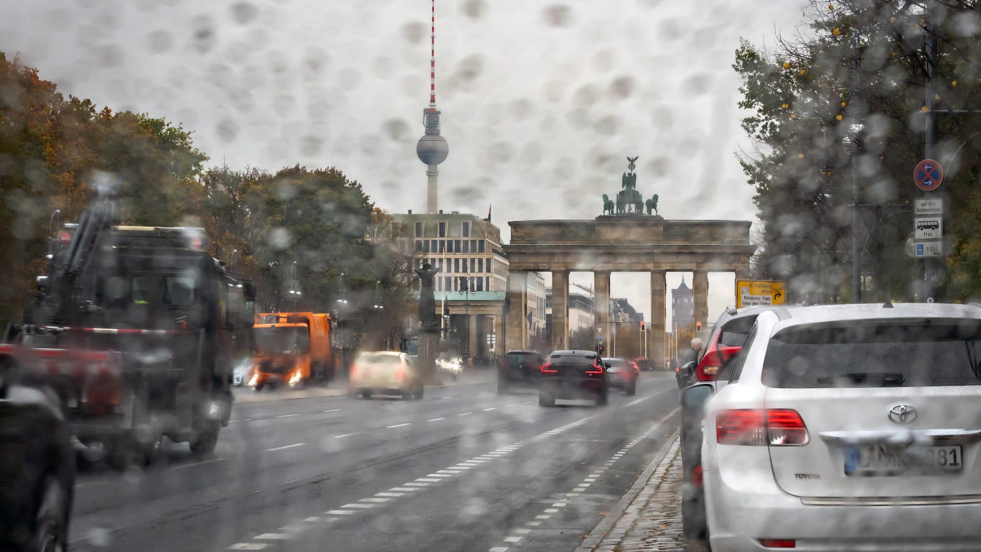 Regen in Berlin (Symbolfoto): In der Hauptstadt wird am Donnerstag Dauerregen erwartet. Der Wetterdienst warnt vor möglichen Überschwemmungen.