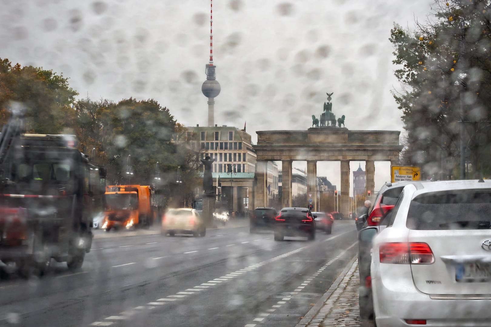 Regen in Berlin (Symbolfoto): In der Hauptstadt wird am Donnerstag Dauerregen erwartet. Der Wetterdienst warnt vor möglichen Überschwemmungen.