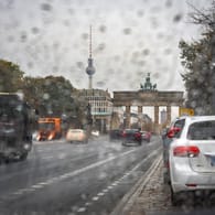 Regen in Berlin (Symbolfoto): In der Hauptstadt wird am Donnerstag Dauerregen erwartet. Der Wetterdienst warnt vor möglichen Überschwemmungen.