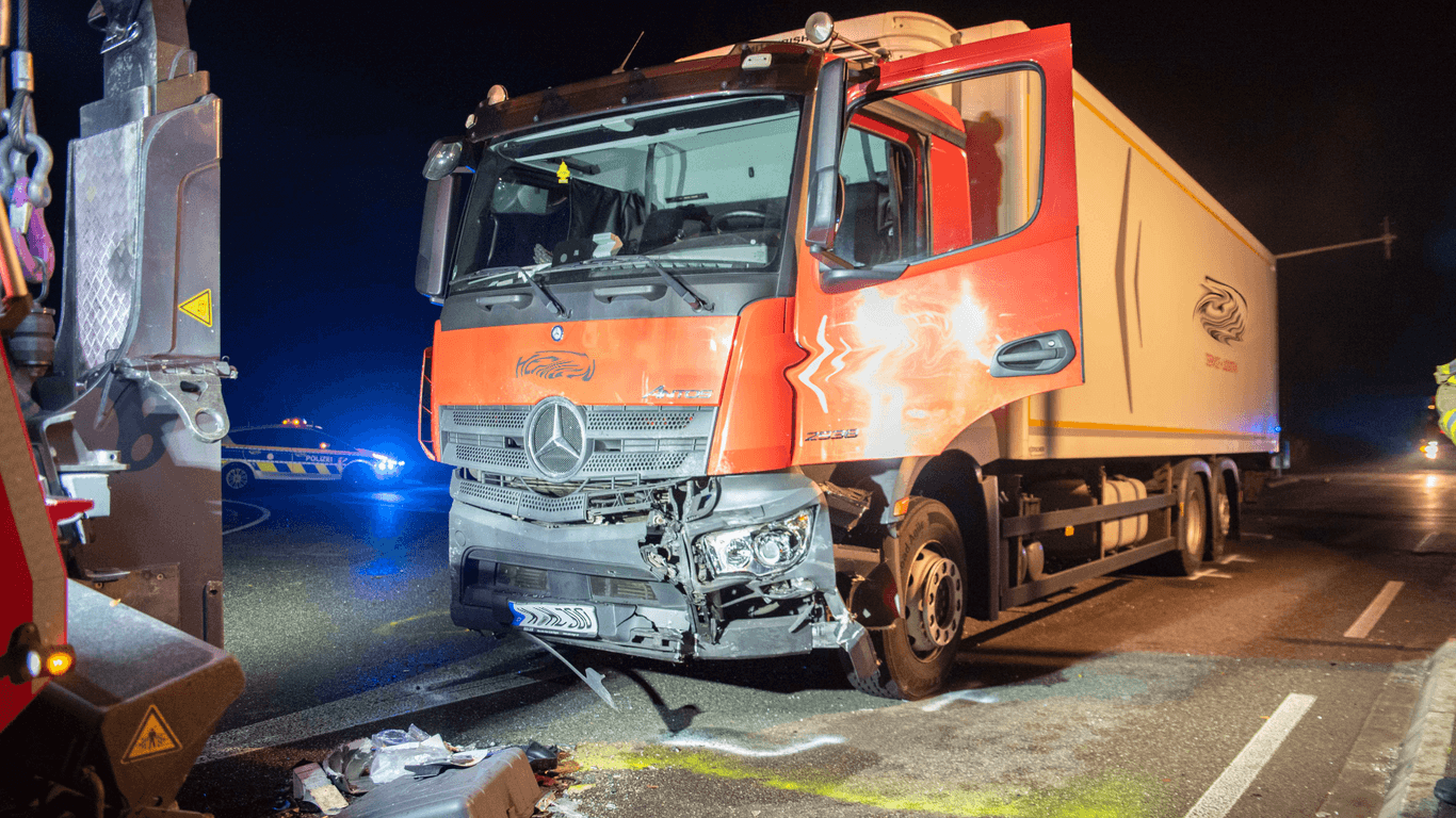 Bei dem Unfall in Pulheim blieb der Lkw-Fahrer unverletzt.