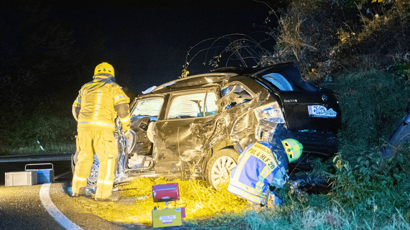 Skoda-Wrack auf der B59 bei Pulheim: Der Fahrer des Wagens kam schwer verletzt ins Krankenhaus.