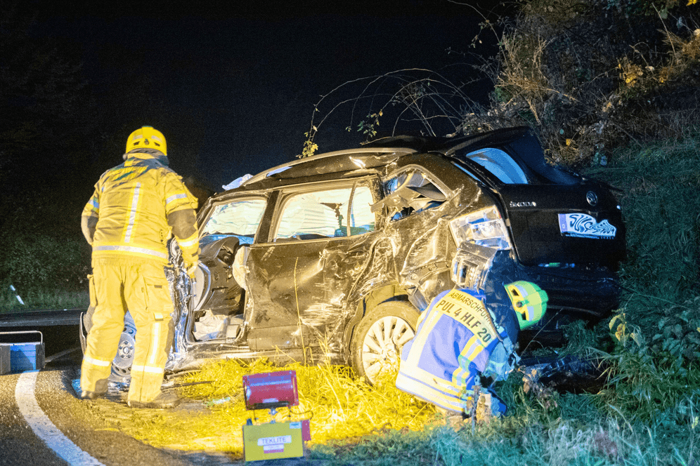 Skoda-Wrack auf der B59 bei Pulheim: Der Fahrer des Wagens kam schwer verletzt ins Krankenhaus.