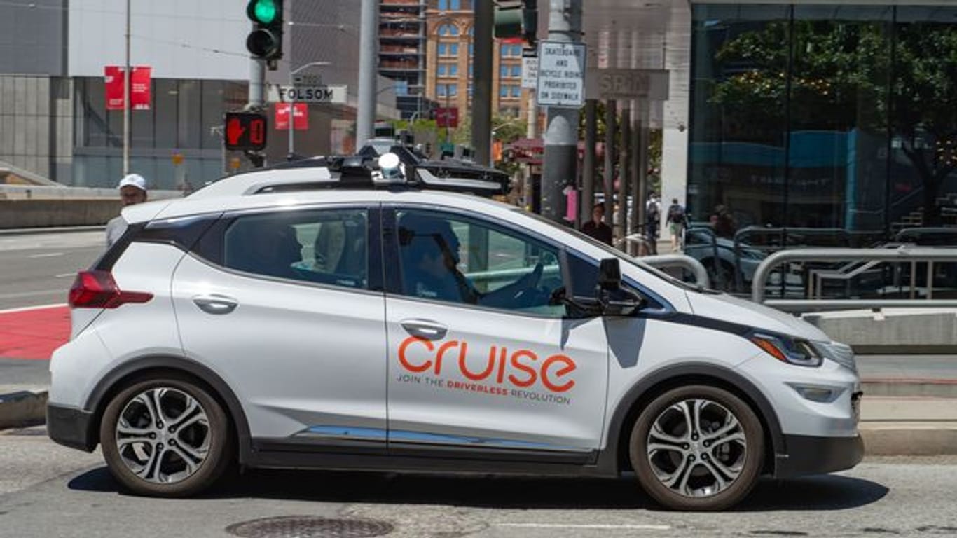 Ein selbstfahrendes Auto der General-Motors-Tochterfirma Cruise unterwegs im Straßenverkehr.
