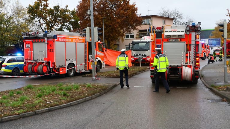 Rettungskräfte in Stuttgart am Morgen: In Weilimdorf kam ein Motorradfahrer ums Leben.
