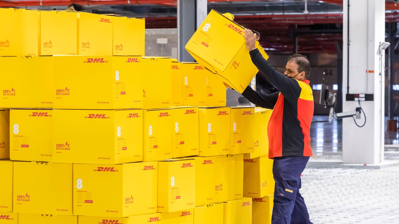 Boom bei der Post: Mehr Bestellungen im Internet, bedeuten mehr Pakete – und für die Post wohl einen Rekordgewinn.