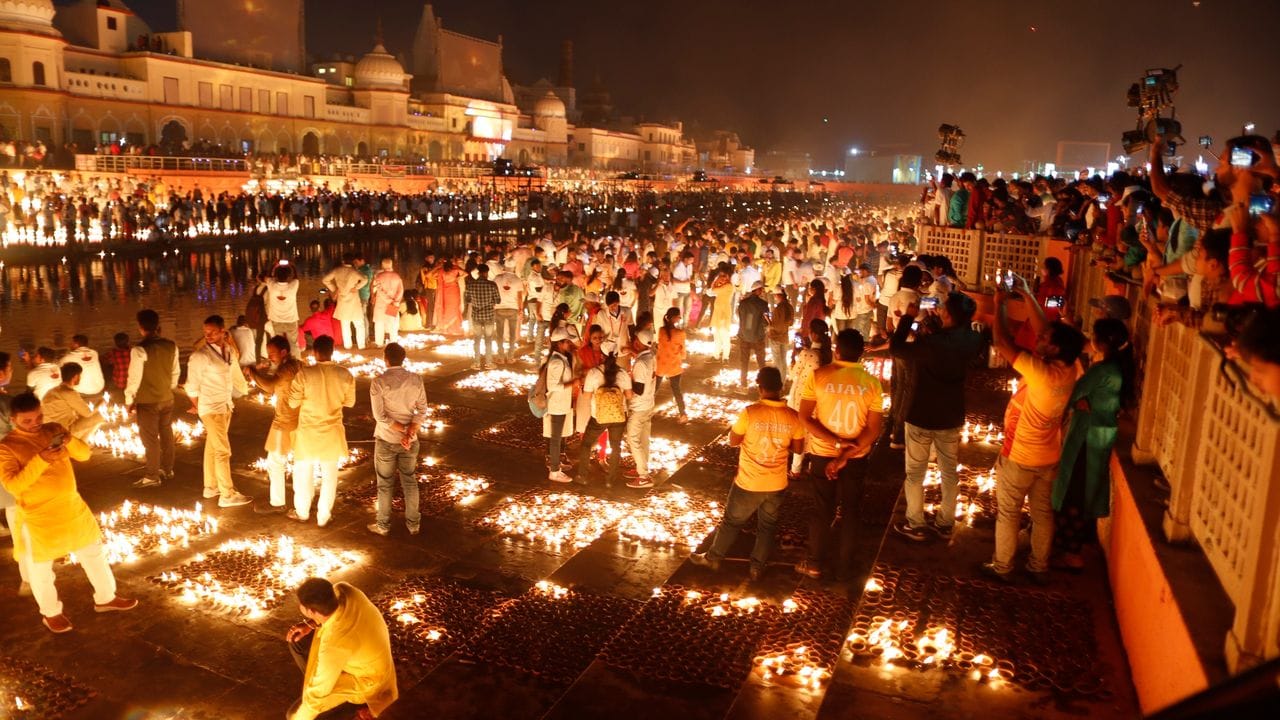 Die nordindische Stadt Ayodhya versuchte ihren Guinness-Weltrekord für das Anzünden von Öllampen aufrechtzuerhalten.