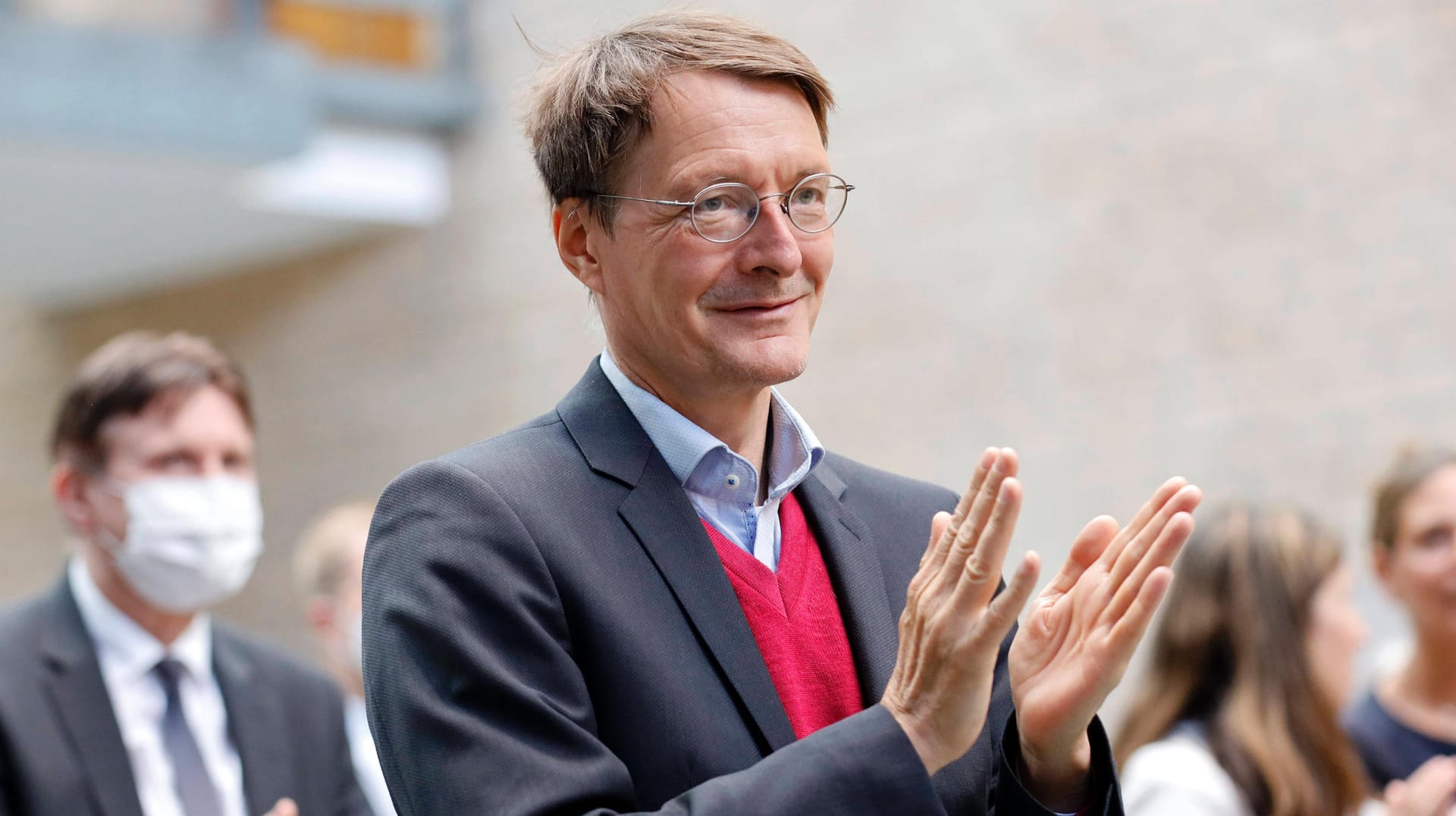 Karl Lauterbach bei einer Veranstaltung der Medizinischen Fakultät der Uni Köln (Symbolbild): Kneipen-Karneval trotz Sicherheitsmaßnahmen "ein großes Risiko".