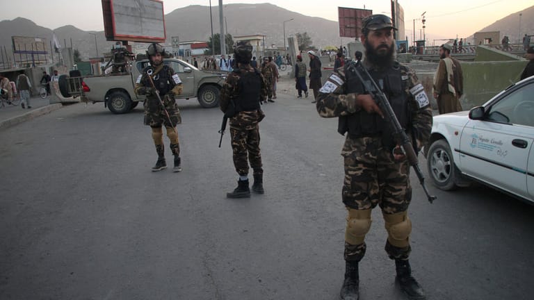 Bewaffnete Taliban in Kabul: Seit der Übernahme Afghanistans durch die Gruppe hat sich die Lage für die Zivilbevölkerung dramatisch verschlechtert.