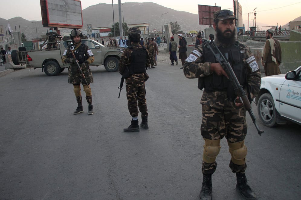 Bewaffnete Taliban in Kabul: Seit der Übernahme Afghanistans durch die Gruppe hat sich die Lage für die Zivilbevölkerung dramatisch verschlechtert.