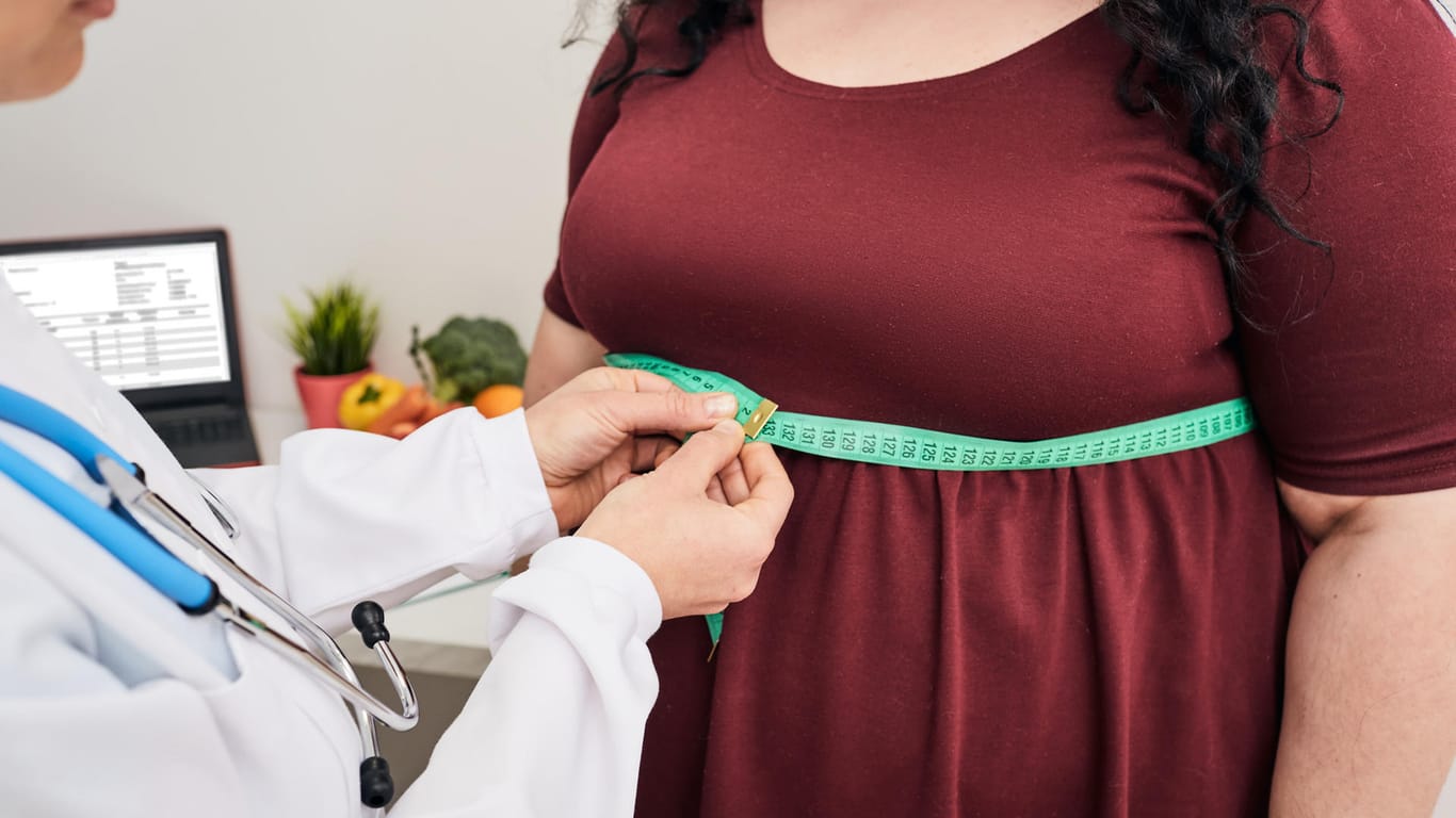 Ein Arzt misst den Taillenumfang einer adipösen Frau. Stark Übergewichtige haben ein sechs- bis zehnfach höheres Diabetesrisiko als Normalgewichtige.