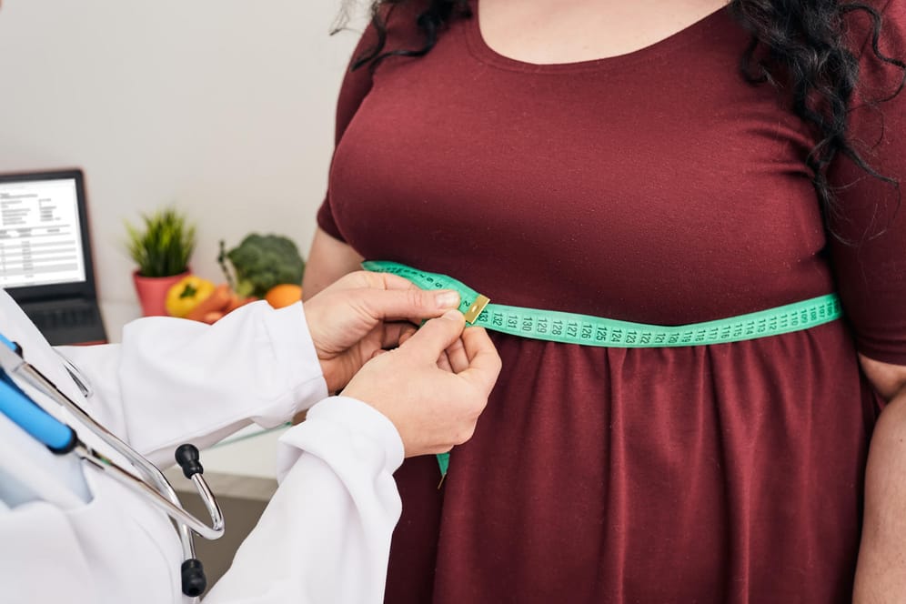Ein Arzt misst den Taillenumfang einer adipösen Frau. Stark Übergewichtige haben ein sechs- bis zehnfach höheres Diabetesrisiko als Normalgewichtige.