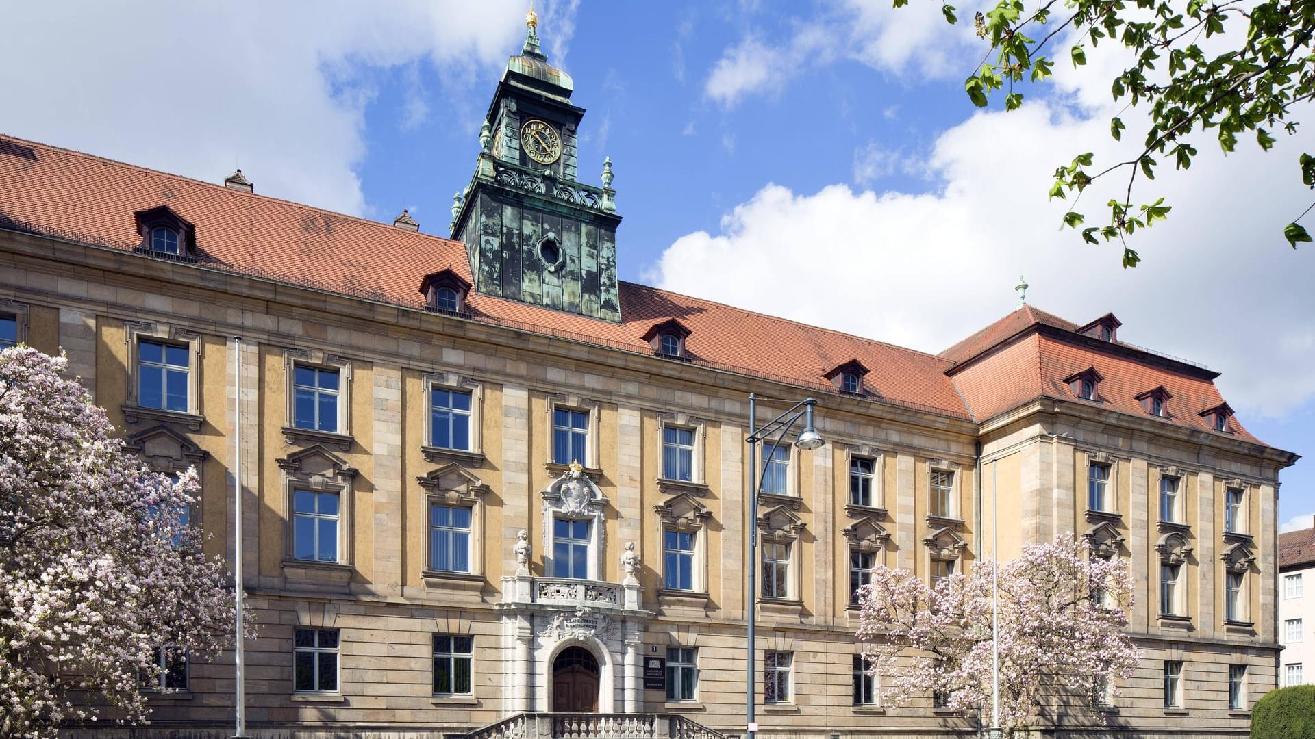 Sitz vom Landgericht Schweinfurt in Unterfranken (Archivbild): Der Mann wurde zu zehn Jahren Haft verurteilt.